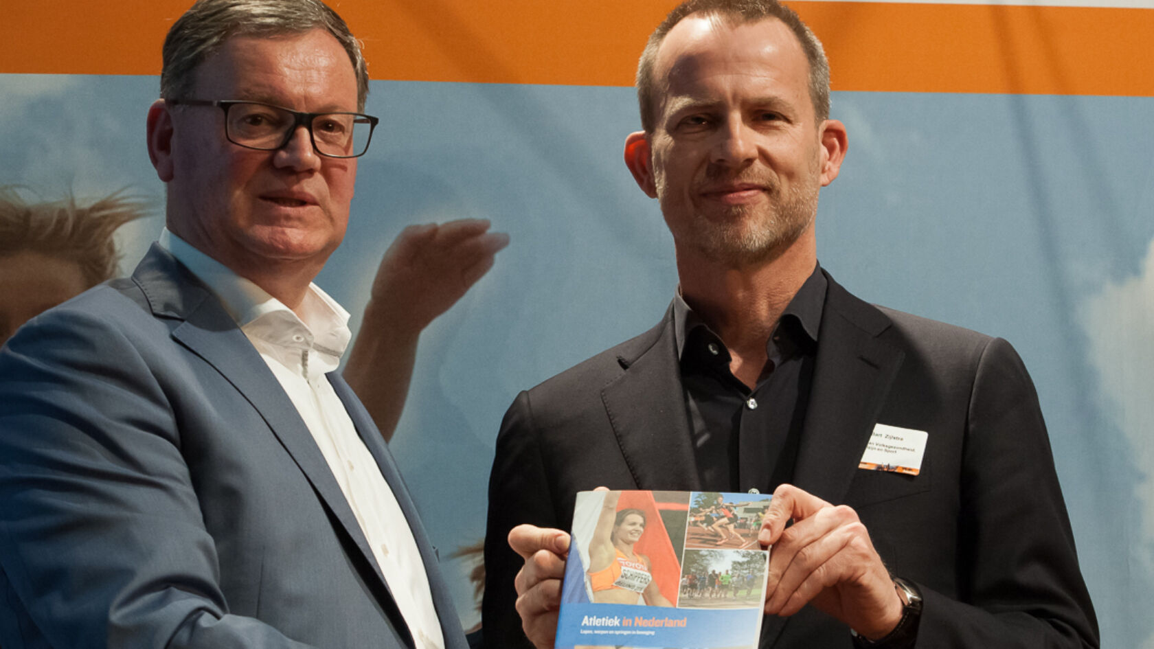 Overhandiging eerste exemplaar Brancherapport Atletiek