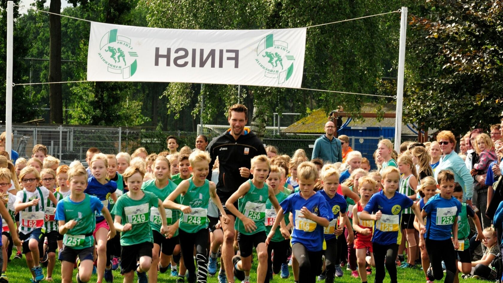 Toppers in actie tijdens finales Athletics Champs competitie