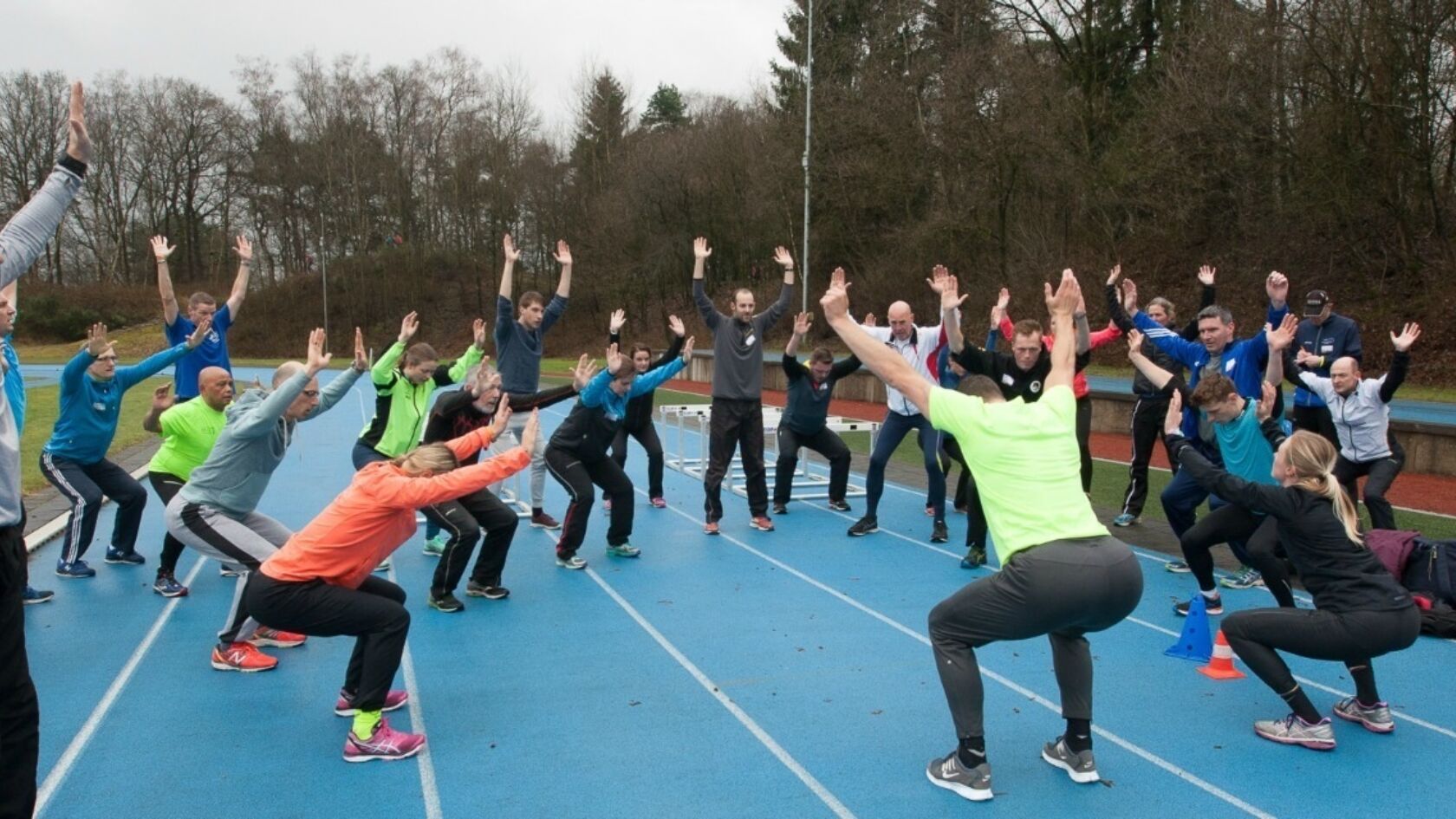 Een doorweekte en enerverende 13e Dag van de Atletiek