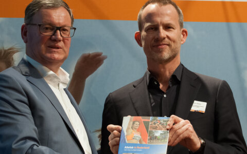 Overhandiging eerste exemplaar Brancherapport Atletiek