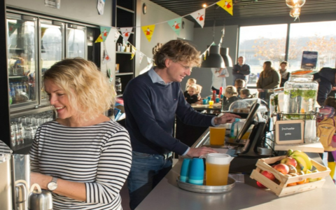 Bezoekers sportkantine zijn klaar met alleen maar snoep en snacks