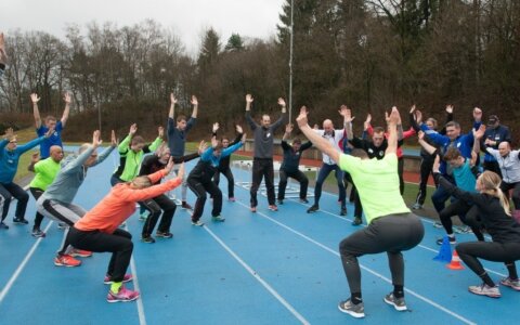 Een doorweekte en enerverende 13e Dag van de Atletiek