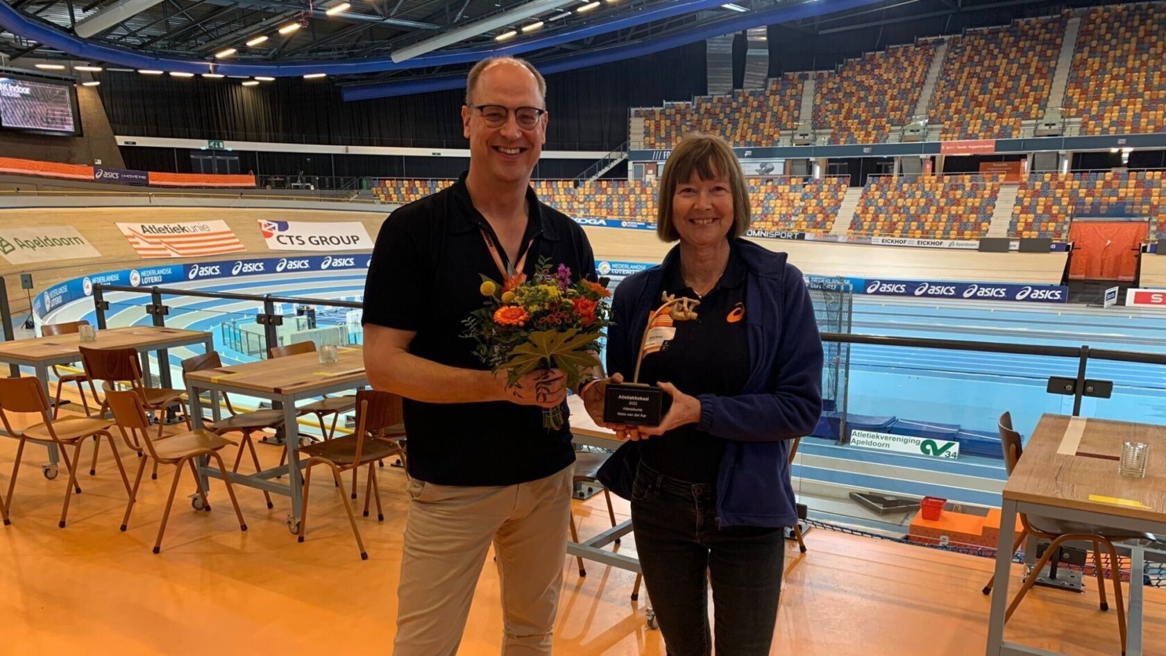 Atletiekbokaal 2022 uitgereikt aan (inter)Nationaal Wedstrijd Official Niels van der Aar